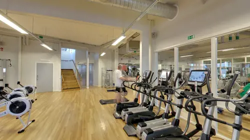 Hos Friskis och Svettis Ultuna får du vara precis den du ärTräna dig glad på Friskis&amp;Svettis Uppsala:Friskis&amp;Svettis VäderkvarnEkeby - Ekeby Bruk 14, UppsalaFyrishov - Idrottsgatan 2, Uppsala - VägbeskrivningStallet - Dag Hammarskjölds väg 58, UppsalaVi inspirerar dig att komma igång – och får dig att trivas så att du aldrig vill lägga av.För trivs du kommer du att fortsätta träna.Du blir tryggare, starkare och vågar utmana dina gränser.Du växer som människa och vi som rörelse.Genom åren har hundratusentals människor blivit en del av oss.Friskis &amp; Svettis är en gemensam nämnare för människor i alla åldrar, livsstilar och intressen.Tillsammans är vi en stolt ideell förening som engagerar och förändrar.Det har vi gjort sedan 1978 – och vi har bara börjat.Friskis och Svettis&nbsp;Din GymPartnerFriskis&amp;Svettis Ultuna konkurrerande kommersiella GymKedjor 2023:SATS Din GymPartnerNordic Wellness Din Bästa-GymPartnerKan Du Gissa Vilken Gymkedja Som Är Mest Sökt På Alla Bolag?Samt enligt analysverktyget Ahrefs är månadens mest sökta hittills under 2023?- Alla vet att det är mycket tuff konkurrens i gymbranschen – tydlig fokus ger lokala företagare kunder.Lokala Gym kan genom en bolagspresentation på Allabolag och på GymKarta.se hamna på Googles första sida.&nbsp;Här hittar du fler Friskis &amp; Svettis i GöteborgFriskis&amp;Svettis Västra hamngatanFriskis&amp;Svettis MajornaFriskisSvettisFriskis&amp;Svettis KvillebäckenFriskis&amp;Svettis ValhallaFriskis&amp;Svettis GårdaFriskis&amp;Svettis JohannebergFriskis&amp; Svettis FrölundaVarmt välkommen till Göteborgs främsta träningsanläggningar med gymutrustning från de världsledande varumärkena Technogym, Life Fitness, Precor, Cybex!Kolla ditt gym på alla bolagKöp Kosttillskott &amp; TräningskläderIndoor walking hemma?Här är de 15st mest sökta gymmen på GymKarta i Juli 2023Nordic Wellness Lindholmen på Lindholmsallén 20 i GöteborgSATS Gamlestaden på Gamlestadstorget 7 i GöteborgSTC Sävedalen - Göteborgsvägen 104 - GymKarta.seSTC munkebäck på Munkebäcks Allé 26 i GöteborgNordic Wellness Göteborg Kviberg Arena - GymKarta.seNordic Wellness Kungälv Kongahälla - GymKarta.seActic Lerum - Vattenpalatset på Häradsvägen 3 i Lerum&nbsp;Maximus Gym Brunnsbo på Folkvisegatan 15 i GöteborgSATS Hovås på Björklundabacken 2 i Hovås - GymKarta.seNordic Wellness Backaplan på Gustaf Dalénsgatan 13Fitness24Seven på Lergöksgatan 6 i Västra FrölundaSATS Askim (Sisjön stora) på Ekonomivägen 6 i AskimSTC på Ekenleden 10 i Kållered - GymKarta.seNordic Wellness Marklandsgatan - GymKarta.seNordic Wellness på Vasagatan 7 i Göteborg