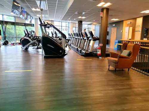 Välkommen till Nordic Wellness Uppsala Studenternas!Här kan du ta del av toppmoderna maskiner, fria vikter, gruppträning, virtuell träning och riktigt mycket tränings-glädje.Kom gärna in och ta en kaffe, kika på den fantastiska anläggningen och prata med oss direkt i receptionen.Vi erbjuder självklart prov-vecka för dig som vill testa vår härliga klubb och utbud.Vi har gratis parkering hos oss också.GRATIS KONSULTATION!Vill du få hjälp att nå dina mål?Med en personlig tränare kommer du snabbt igång med ett individanpassat träningsschema som ger resultat.I det första mötet går vi igenom vad du önskar uppnå samt sätter realistiska mål efter dina förutsättningar.Fyll i kontaktformuläret nedan så kontaktar vi dig för 30 minuters kostnadsfri konsultation.Vissa personliga tränare erbjuder nu också tjänsten PT online.Vid förhinder behöver du avboka mötet 24h innan utsatt tid, annars debiteras du 200 kr.Kolla ditt gym på alla bolagFitnessprofilen Julia på Nordic Wellness: Är ditt mål att ha en något tajtare form till beachen?BEHÖVER DU PT? Känner du att du inte har disciplinen att komma i gång med träningen hemma? Hör av dig direkt till Julia och boka professionell hjälp!Nordic Wellness Din Bästa-GymPartnerHär är de 15st mest sökta gymmen på GymKarta i Juli 2023Nordic Wellness Lindholmen på Lindholmsallén 20 i GöteborgSATS Gamlestaden på Gamlestadstorget 7 i GöteborgSTC Sävedalen - Göteborgsvägen 104 - GymKarta.seSTC munkebäck på Munkebäcks Allé 26 i GöteborgNordic Wellness Göteborg Kviberg Arena - GymKarta.seNordic Wellness Kungälv Kongahälla - GymKarta.seActic Lerum - Vattenpalatset på Häradsvägen 3 i Lerum&nbsp;Maximus Gym Brunnsbo på Folkvisegatan 15 i GöteborgSATS Hovås på Björklundabacken 2 i Hovås - GymKarta.seNordic Wellness Backaplan på Gustaf Dalénsgatan 13Fitness24Seven på Lergöksgatan 6 i Västra FrölundaSATS Askim (Sisjön stora) på Ekonomivägen 6 i AskimSTC på Ekenleden 10 i Kållered - GymKarta.seNordic Wellness Marklandsgatan - GymKarta.seNordic Wellness på Vasagatan 7 i Göteborg