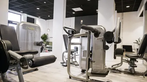 X-FORCE – UNIK TRÄNINGSMETODDen nya världsunika och patenterade svenska uppfinningen X-Force är en träningsmaskin som ökar den negativa belastningen med 40 %.Detta gör att du som användare kan träna betydligt kortare tid och få större effekt med garanterat bättre resultat, endast 6 – 12 repetitioner per maskin var 7 – 14 dagar.Varför negativ träning?Negativ träning har många fördelar.Musklerna kan arbeta med betydligt högre belastning excentriskt än koncentrisk och en tyngre last innebär också effektivare träning med snabbare resultat.För att förbättra muskelstyrkan överbelastar du muskeln och om den excentriska lasten är större tröttar du ut muskeln snabbare.Excentrisk träning kräver mindre syre än koncentrisk vilket påfrestar hjärtat mindre men ökar blodtrycket.Här är de 15st mest sökta gymmen på GymKarta i Juli 2023Nordic Wellness Lindholmen på Lindholmsallén 20 i GöteborgSATS Gamlestaden på Gamlestadstorget 7 i GöteborgSTC Sävedalen - Göteborgsvägen 104 - GymKarta.seSTC munkebäck på Munkebäcks Allé 26 i GöteborgNordic Wellness Göteborg Kviberg Arena - GymKarta.seNordic Wellness Kungälv Kongahälla - GymKarta.seActic Lerum - Vattenpalatset på Häradsvägen 3 i Lerum&nbsp;Maximus Gym Brunnsbo på Folkvisegatan 15 i GöteborgSATS Hovås på Björklundabacken 2 i Hovås - GymKarta.seNordic Wellness Backaplan på Gustaf Dalénsgatan 13Fitness24Seven på Lergöksgatan 6 i Västra FrölundaSATS Askim (Sisjön stora) på Ekonomivägen 6 i AskimSTC på Ekenleden 10 i Kållered - GymKarta.seNordic Wellness Marklandsgatan - GymKarta.seNordic Wellness på Vasagatan 7 i Göteborg