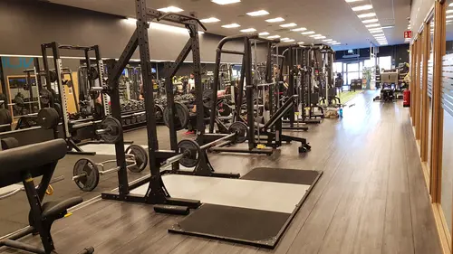 Välkommen till Nordic Wellness!Här kan du ta del av toppmoderna maskiner, fria vikter, gruppträning, virtuell träning och riktigt mycket tränings-glädje.Kom gärna in och ta en kaffe, kika på den fantastiska anläggningen och prata med oss direkt i receptionen.Vi erbjuder självklart prov-vecka för dig som vill testa vår härliga klubb och utbud.Vi har gratis parkering hos oss också.GRATIS KONSULTATION!Vill du få hjälp att nå dina mål?Med en personlig tränare kommer du snabbt igång med ett individanpassat träningsschema som ger resultat.I det första mötet går vi igenom vad du önskar uppnå samt sätter realistiska mål efter dina förutsättningar.Fyll i kontaktformuläret nedan så kontaktar vi dig för 30 minuters kostnadsfri konsultation.Vissa personliga tränare erbjuder nu också tjänsten PT online.Vid förhinder behöver du avboka mötet 24h innan utsatt tid, annars debiteras du 200 kr.Kolla ditt gym på alla bolagFitnessprofilen Julia på Nordic Wellness: Är ditt mål att ha en något tajtare form till beachen?BEHÖVER DU PT? Känner du att du inte har disciplinen att komma i gång med träningen hemma? Hör av dig direkt till Julia och boka professionell hjälp!Nordic Wellness Din Bästa-GymPartnerHär är de 15st mest sökta gymmen på GymKarta i Juli 2023Nordic Wellness Lindholmen på Lindholmsallén 20 i GöteborgSATS Gamlestaden på Gamlestadstorget 7 i GöteborgSTC Sävedalen - Göteborgsvägen 104 - GymKarta.seSTC munkebäck på Munkebäcks Allé 26 i GöteborgNordic Wellness Göteborg Kviberg Arena - GymKarta.seNordic Wellness Kungälv Kongahälla - GymKarta.seActic Lerum - Vattenpalatset på Häradsvägen 3 i Lerum&nbsp;Maximus Gym Brunnsbo på Folkvisegatan 15 i GöteborgSATS Hovås på Björklundabacken 2 i Hovås - GymKarta.seNordic Wellness Backaplan på Gustaf Dalénsgatan 13Fitness24Seven på Lergöksgatan 6 i Västra FrölundaSATS Askim (Sisjön stora) på Ekonomivägen 6 i AskimSTC på Ekenleden 10 i Kållered - GymKarta.seNordic Wellness Marklandsgatan - GymKarta.seNordic Wellness på Vasagatan 7 i GöteborgNo Carb Protein-Pannkakor - Muskelshoppen