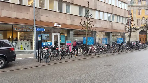 Det skapar Harmoni o balans.Här hos oss kan du välja vilken period på året, i ditt liv som du känner är bäst för dig.Adrian Eriksson Skapade GymKarta.Se och alla Gym med Premium - abonnemang blir SEO-Optimerade av Martin Maximus SEO - (Sökmotoroptimerade).X-FORCE – UNIK TRÄNINGSMETODDen nya världsunika och patenterade svenska uppfinningen X-Force är en träningsmaskin som ökar den negativa belastningen med 40 %.Detta gör att du som användare kan träna betydligt kortare tid och få större effekt med garanterat bättre resultat, endast 6 – 12 repetitioner per maskin var 7 – 14 dagar.Varför negativ träning?Negativ träning har många fördelar.Musklerna kan arbeta med betydligt högre belastning excentriskt än koncentrisk och en tyngre last innebär också effektivare träning med snabbare resultat.För att förbättra muskelstyrkan överbelastar du muskeln och om den excentriska lasten är större tröttar du ut muskeln snabbare.Excentrisk träning kräver mindre syre än koncentrisk vilket påfrestar hjärtat mindre men ökar blodtrycket.Här är de 15st mest sökta gymmen på GymKarta i Juli 2023Nordic Wellness Lindholmen på Lindholmsallén 20 i GöteborgSATS Gamlestaden på Gamlestadstorget 7 i GöteborgSTC Sävedalen - Göteborgsvägen 104 - GymKarta.seSTC munkebäck på Munkebäcks Allé 26 i GöteborgNordic Wellness Göteborg Kviberg Arena - GymKarta.seNordic Wellness Kungälv Kongahälla - GymKarta.seActic Lerum - Vattenpalatset på Häradsvägen 3 i Lerum&nbsp;Maximus Gym Brunnsbo på Folkvisegatan 15 i GöteborgSATS Hovås på Björklundabacken 2 i Hovås - GymKarta.seNordic Wellness Backaplan på Gustaf Dalénsgatan 13Fitness24Seven på Lergöksgatan 6 i Västra FrölundaSATS Askim (Sisjön stora) på Ekonomivägen 6 i AskimSTC på Ekenleden 10 i Kållered - GymKarta.seNordic Wellness Marklandsgatan - GymKarta.seNordic Wellness på Vasagatan 7 i Göteborg
