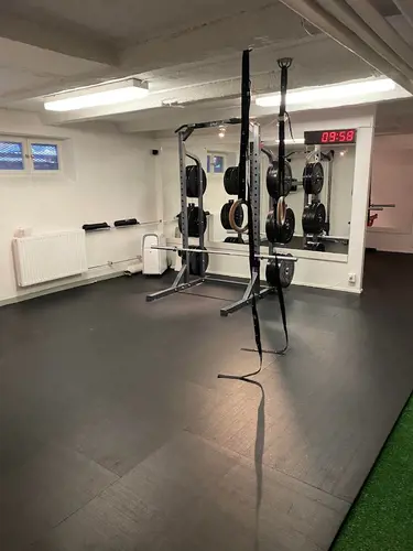 Det skapar Harmoni o balans.Här hos oss kan du välja vilken period på året, i ditt liv som du känner är bäst för dig.Adrian Eriksson Skapade GymKarta.Se och alla Gym med Premium - abonnemang blir SEO-Optimerade av Martin Maximus SEO - (Sökmotoroptimerade).X-FORCE – UNIK TRÄNINGSMETODDen nya världsunika och patenterade svenska uppfinningen X-Force är en träningsmaskin som ökar den negativa belastningen med 40 %.Detta gör att du som användare kan träna betydligt kortare tid och få större effekt med garanterat bättre resultat, endast 6 – 12 repetitioner per maskin var 7 – 14 dagar.Varför negativ träning?Negativ träning har många fördelar.Musklerna kan arbeta med betydligt högre belastning excentriskt än koncentrisk och en tyngre last innebär också effektivare träning med snabbare resultat.För att förbättra muskelstyrkan överbelastar du muskeln och om den excentriska lasten är större tröttar du ut muskeln snabbare.Excentrisk träning kräver mindre syre än koncentrisk vilket påfrestar hjärtat mindre men ökar blodtrycket.Här är de 15st mest sökta gymmen på GymKarta i Juli 2023Nordic Wellness Lindholmen på Lindholmsallén 20 i GöteborgSATS Gamlestaden på Gamlestadstorget 7 i GöteborgSTC Sävedalen - Göteborgsvägen 104 - GymKarta.seSTC munkebäck på Munkebäcks Allé 26 i GöteborgNordic Wellness Göteborg Kviberg Arena - GymKarta.seNordic Wellness Kungälv Kongahälla - GymKarta.seActic Lerum - Vattenpalatset på Häradsvägen 3 i Lerum&nbsp;Maximus Gym Brunnsbo på Folkvisegatan 15 i GöteborgSATS Hovås på Björklundabacken 2 i Hovås - GymKarta.seNordic Wellness Backaplan på Gustaf Dalénsgatan 13Fitness24Seven på Lergöksgatan 6 i Västra FrölundaSATS Askim (Sisjön stora) på Ekonomivägen 6 i AskimSTC på Ekenleden 10 i Kållered - GymKarta.seNordic Wellness Marklandsgatan - GymKarta.seNordic Wellness på Vasagatan 7 i Göteborg