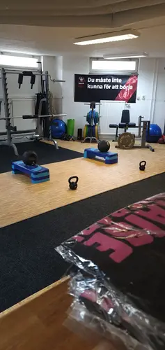 Det skapar Harmoni o balans.Här hos oss kan du välja vilken period på året, i ditt liv som du känner är bäst för dig.Adrian Eriksson Skapade GymKarta.Se och alla Gym med Premium - abonnemang blir SEO-Optimerade av Martin Maximus SEO - (Sökmotoroptimerade).X-FORCE – UNIK TRÄNINGSMETODDen nya världsunika och patenterade svenska uppfinningen X-Force är en träningsmaskin som ökar den negativa belastningen med 40 %.Detta gör att du som användare kan träna betydligt kortare tid och få större effekt med garanterat bättre resultat, endast 6 – 12 repetitioner per maskin var 7 – 14 dagar.Varför negativ träning?Negativ träning har många fördelar.Musklerna kan arbeta med betydligt högre belastning excentriskt än koncentrisk och en tyngre last innebär också effektivare träning med snabbare resultat.För att förbättra muskelstyrkan överbelastar du muskeln och om den excentriska lasten är större tröttar du ut muskeln snabbare.Excentrisk träning kräver mindre syre än koncentrisk vilket påfrestar hjärtat mindre men ökar blodtrycket.Här är de 15st mest sökta gymmen på GymKarta i Juli 2023Nordic Wellness Lindholmen på Lindholmsallén 20 i GöteborgSATS Gamlestaden på Gamlestadstorget 7 i GöteborgSTC Sävedalen - Göteborgsvägen 104 - GymKarta.seSTC munkebäck på Munkebäcks Allé 26 i GöteborgNordic Wellness Göteborg Kviberg Arena - GymKarta.seNordic Wellness Kungälv Kongahälla - GymKarta.seActic Lerum - Vattenpalatset på Häradsvägen 3 i Lerum&nbsp;Maximus Gym Brunnsbo på Folkvisegatan 15 i GöteborgSATS Hovås på Björklundabacken 2 i Hovås - GymKarta.seNordic Wellness Backaplan på Gustaf Dalénsgatan 13Fitness24Seven på Lergöksgatan 6 i Västra FrölundaSATS Askim (Sisjön stora) på Ekonomivägen 6 i AskimSTC på Ekenleden 10 i Kållered - GymKarta.seNordic Wellness Marklandsgatan - GymKarta.seNordic Wellness på Vasagatan 7 i Göteborg