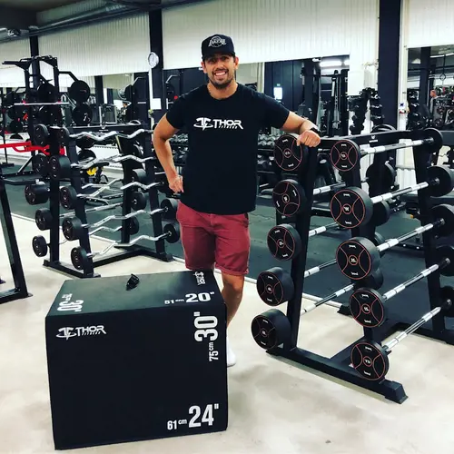 Det skapar Harmoni o balans.Här hos oss kan du välja vilken period på året, i ditt liv som du känner är bäst för dig.Adrian Eriksson Skapade GymKarta.Se och alla Gym med Premium - abonnemang blir SEO-Optimerade av Martin Maximus SEO - (Sökmotoroptimerade).X-FORCE – UNIK TRÄNINGSMETODDen nya världsunika och patenterade svenska uppfinningen X-Force är en träningsmaskin som ökar den negativa belastningen med 40 %.Detta gör att du som användare kan träna betydligt kortare tid och få större effekt med garanterat bättre resultat, endast 6 – 12 repetitioner per maskin var 7 – 14 dagar.Varför negativ träning?Negativ träning har många fördelar.Musklerna kan arbeta med betydligt högre belastning excentriskt än koncentrisk och en tyngre last innebär också effektivare träning med snabbare resultat.För att förbättra muskelstyrkan överbelastar du muskeln och om den excentriska lasten är större tröttar du ut muskeln snabbare.Excentrisk träning kräver mindre syre än koncentrisk vilket påfrestar hjärtat mindre men ökar blodtrycket.Här är de 15st mest sökta gymmen på GymKarta i Juli 2023Nordic Wellness Lindholmen på Lindholmsallén 20 i GöteborgSATS Gamlestaden på Gamlestadstorget 7 i GöteborgSTC Sävedalen - Göteborgsvägen 104 - GymKarta.seSTC munkebäck på Munkebäcks Allé 26 i GöteborgNordic Wellness Göteborg Kviberg Arena - GymKarta.seNordic Wellness Kungälv Kongahälla - GymKarta.seActic Lerum - Vattenpalatset på Häradsvägen 3 i Lerum&nbsp;Maximus Gym Brunnsbo på Folkvisegatan 15 i GöteborgSATS Hovås på Björklundabacken 2 i Hovås - GymKarta.seNordic Wellness Backaplan på Gustaf Dalénsgatan 13Fitness24Seven på Lergöksgatan 6 i Västra FrölundaSATS Askim (Sisjön stora) på Ekonomivägen 6 i AskimSTC på Ekenleden 10 i Kållered - GymKarta.seNordic Wellness Marklandsgatan - GymKarta.seNordic Wellness på Vasagatan 7 i Göteborg