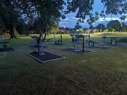 X-FORCE – UNIK TRÄNINGSMETODDen nya världsunika och patenterade svenska uppfinningen X-Force är en träningsmaskin som ökar den negativa belastningen med 40 %.Detta gör att du som användare kan träna betydligt kortare tid och få större effekt med garanterat bättre resultat, endast 6 – 12 repetitioner per maskin var 7 – 14 dagar.Varför negativ träning?Negativ träning har många fördelar.Musklerna kan arbeta med betydligt högre belastning excentriskt än koncentrisk och en tyngre last innebär också effektivare träning med snabbare resultat.För att förbättra muskelstyrkan överbelastar du muskeln och om den excentriska lasten är större tröttar du ut muskeln snabbare.Excentrisk träning kräver mindre syre än koncentrisk vilket påfrestar hjärtat mindre men ökar blodtrycket.Här är de 15st mest sökta gymmen på GymKarta i Juli 2023Nordic Wellness Lindholmen på Lindholmsallén 20 i GöteborgSATS Gamlestaden på Gamlestadstorget 7 i GöteborgSTC Sävedalen - Göteborgsvägen 104 - GymKarta.seSTC munkebäck på Munkebäcks Allé 26 i GöteborgNordic Wellness Göteborg Kviberg Arena - GymKarta.seNordic Wellness Kungälv Kongahälla - GymKarta.seActic Lerum - Vattenpalatset på Häradsvägen 3 i Lerum&nbsp;Maximus Gym Brunnsbo på Folkvisegatan 15 i GöteborgSATS Hovås på Björklundabacken 2 i Hovås - GymKarta.seNordic Wellness Backaplan på Gustaf Dalénsgatan 13Fitness24Seven på Lergöksgatan 6 i Västra FrölundaSATS Askim (Sisjön stora) på Ekonomivägen 6 i AskimSTC på Ekenleden 10 i Kållered - GymKarta.seNordic Wellness Marklandsgatan - GymKarta.seNordic Wellness på Vasagatan 7 i Göteborg