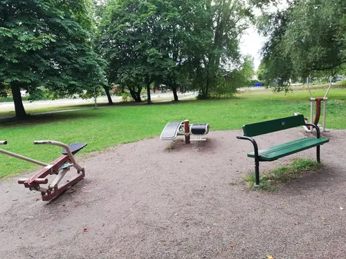 X-FORCE – UNIK TRÄNINGSMETODDen nya världsunika och patenterade svenska uppfinningen X-Force är en träningsmaskin som ökar den negativa belastningen med 40 %.Detta gör att du som användare kan träna betydligt kortare tid och få större effekt med garanterat bättre resultat, endast 6 – 12 repetitioner per maskin var 7 – 14 dagar.Varför negativ träning?Negativ träning har många fördelar.Musklerna kan arbeta med betydligt högre belastning excentriskt än koncentrisk och en tyngre last innebär också effektivare träning med snabbare resultat.För att förbättra muskelstyrkan överbelastar du muskeln och om den excentriska lasten är större tröttar du ut muskeln snabbare.Excentrisk träning kräver mindre syre än koncentrisk vilket påfrestar hjärtat mindre men ökar blodtrycket.Här är de 15st mest sökta gymmen på GymKarta i Juli 2023Nordic Wellness Lindholmen på Lindholmsallén 20 i GöteborgSATS Gamlestaden på Gamlestadstorget 7 i GöteborgSTC Sävedalen - Göteborgsvägen 104 - GymKarta.seSTC munkebäck på Munkebäcks Allé 26 i GöteborgNordic Wellness Göteborg Kviberg Arena - GymKarta.seNordic Wellness Kungälv Kongahälla - GymKarta.seActic Lerum - Vattenpalatset på Häradsvägen 3 i Lerum&nbsp;Maximus Gym Brunnsbo på Folkvisegatan 15 i GöteborgSATS Hovås på Björklundabacken 2 i Hovås - GymKarta.seNordic Wellness Backaplan på Gustaf Dalénsgatan 13Fitness24Seven på Lergöksgatan 6 i Västra FrölundaSATS Askim (Sisjön stora) på Ekonomivägen 6 i AskimSTC på Ekenleden 10 i Kållered - GymKarta.seNordic Wellness Marklandsgatan - GymKarta.seNordic Wellness på Vasagatan 7 i Göteborg