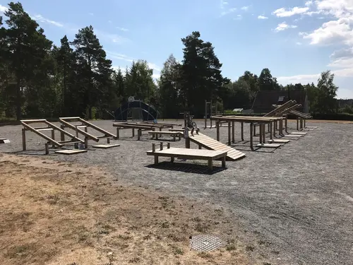 X-FORCE – UNIK TRÄNINGSMETODDen nya världsunika och patenterade svenska uppfinningen X-Force är en träningsmaskin som ökar den negativa belastningen med 40 %.Detta gör att du som användare kan träna betydligt kortare tid och få större effekt med garanterat bättre resultat, endast 6 – 12 repetitioner per maskin var 7 – 14 dagar.Varför negativ träning?Negativ träning har många fördelar.Musklerna kan arbeta med betydligt högre belastning excentriskt än koncentrisk och en tyngre last innebär också effektivare träning med snabbare resultat.För att förbättra muskelstyrkan överbelastar du muskeln och om den excentriska lasten är större tröttar du ut muskeln snabbare.Excentrisk träning kräver mindre syre än koncentrisk vilket påfrestar hjärtat mindre men ökar blodtrycket.Här är de 15st mest sökta gymmen på GymKarta i Juli 2023Nordic Wellness Lindholmen på Lindholmsallén 20 i GöteborgSATS Gamlestaden på Gamlestadstorget 7 i GöteborgSTC Sävedalen - Göteborgsvägen 104 - GymKarta.seSTC munkebäck på Munkebäcks Allé 26 i GöteborgNordic Wellness Göteborg Kviberg Arena - GymKarta.seNordic Wellness Kungälv Kongahälla - GymKarta.seActic Lerum - Vattenpalatset på Häradsvägen 3 i Lerum&nbsp;Maximus Gym Brunnsbo på Folkvisegatan 15 i GöteborgSATS Hovås på Björklundabacken 2 i Hovås - GymKarta.seNordic Wellness Backaplan på Gustaf Dalénsgatan 13Fitness24Seven på Lergöksgatan 6 i Västra FrölundaSATS Askim (Sisjön stora) på Ekonomivägen 6 i AskimSTC på Ekenleden 10 i Kållered - GymKarta.seNordic Wellness Marklandsgatan - GymKarta.seNordic Wellness på Vasagatan 7 i Göteborg