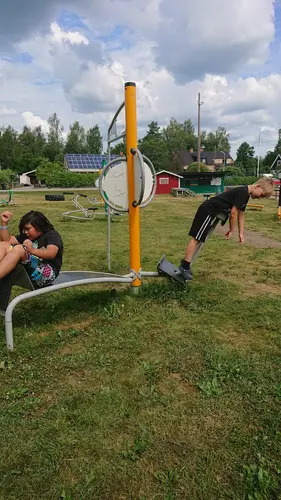 X-FORCE – UNIK TRÄNINGSMETODDen nya världsunika och patenterade svenska uppfinningen X-Force är en träningsmaskin som ökar den negativa belastningen med 40 %.Detta gör att du som användare kan träna betydligt kortare tid och få större effekt med garanterat bättre resultat, endast 6 – 12 repetitioner per maskin var 7 – 14 dagar.Varför negativ träning?Negativ träning har många fördelar.Musklerna kan arbeta med betydligt högre belastning excentriskt än koncentrisk och en tyngre last innebär också effektivare träning med snabbare resultat.För att förbättra muskelstyrkan överbelastar du muskeln och om den excentriska lasten är större tröttar du ut muskeln snabbare.Excentrisk träning kräver mindre syre än koncentrisk vilket påfrestar hjärtat mindre men ökar blodtrycket.Här är de 15st mest sökta gymmen på GymKarta i Juli 2023Nordic Wellness Lindholmen på Lindholmsallén 20 i GöteborgSATS Gamlestaden på Gamlestadstorget 7 i GöteborgSTC Sävedalen - Göteborgsvägen 104 - GymKarta.seSTC munkebäck på Munkebäcks Allé 26 i GöteborgNordic Wellness Göteborg Kviberg Arena - GymKarta.seNordic Wellness Kungälv Kongahälla - GymKarta.seActic Lerum - Vattenpalatset på Häradsvägen 3 i Lerum&nbsp;Maximus Gym Brunnsbo på Folkvisegatan 15 i GöteborgSATS Hovås på Björklundabacken 2 i Hovås - GymKarta.seNordic Wellness Backaplan på Gustaf Dalénsgatan 13Fitness24Seven på Lergöksgatan 6 i Västra FrölundaSATS Askim (Sisjön stora) på Ekonomivägen 6 i AskimSTC på Ekenleden 10 i Kållered - GymKarta.seNordic Wellness Marklandsgatan - GymKarta.seNordic Wellness på Vasagatan 7 i Göteborg