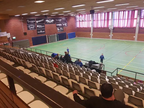 Därför ska du träna hos Actic Ludvika - Ludvika SporthallSom en av Sveriges ledande gymkedjor har vi jobbat med träning i över 40 årVi har ett brett erbjudande av inspirerande träning på 110 gym och 50 bad från Luleå i norr till Malmö i söder.Hos oss träffar du vänlig och kunnig personal och gymmar i fräscha lokaler. Du kan träna gruppträning både inomhus och utomhus och självklart är du också välkommen att simma och bada hos oss!110 GYM ÖVER HELA SVERIGE50 BAD I DIREKT ANSLUTNING TILL VÅRA GYMINSPIRERANDE OCH EFFEKTIV GRUPPTRÄNINGONLINEPASS I ACTIC APPENVECKORS DIGITAL TRÄNINGSSTART MED COACHGENERÖSA ÖPPETTIDERSKRÄDDARSY DITT MEDLEMSKAPHitta ditt Actic gym nära digMed över 115 gym runt om i Sverige finns det många möjligheter till träning, ange namnet på det gym eller den stad som du vill träna på nedan så hittar du den information du behöver.Träna i gymmet, testa på gruppträningspass, simma i badet eller kontakta oss så kan vi hjälpa dig att hitta den träning som passar dig!GruppträningDet är roligare att träna tillsammans!För dig som gillar att träna i grupp med en peppande instruktör till inspirerande musik rekommenderar vi gruppträning.Mer än hälften av våra anläggningar erbjuder gruppträning!Boka passDu hittar aktuella scheman för alla gruppträningspass på Mina Sidor eller på ditt gym.Du bokar enkelt dina gruppträningspass i vår Actic app eller på Mina Sidor.Bokningsreglerna hittar du här.Träna på gym och få upp din styrka!Varför ska du träna styrketräning? Nedan får du några exempel på vilka fördelar du får genom att träna styrka på gym med oss:&nbsp;En starkare kropp avlastar kroppens leder.Skelettets hållfasthet förbättras och bentätheten ökar, något som motverkar risken att drabbas av benskörhet.Ämnesomsättningen ökar, vilket är bra om du vill gå ner eller hålla din vikt.Muskulära obalanser tränas bort och ger en bättre hållning.Du kommer att få en bättre hållning vid stärkande av core.Du kommer lättare kunna lyfta dina barn eller barnbarn, bära hem kassarna från mataffären&nbsp; och förhoppningsvis även känna dig starkare!Träna styrka med säker och effektiv träningHos oss på Actic hittar du alltid instruktörer ute i lokalen som ger råd och tips kring hur du kan träna styrketräning på gym.Vi visar hur övningar kan genomföras för att undvika skador och berättar hur du kan undvika vanliga fel i din träning – allt för att du ska få ut maximalt av din träning, nå dina mål och bygga muskler.Lycka till med din styrketräning!30 minuter räcker!På Actic tränar vi enligt träningsmetoden HIT (högintensitetsträning), vilket innebär att du på endast 30 minuter ger din kropp tillräcklig träning för att utvecklas.Genom att träna på gym och köra ett set med 8-12 repetitioner i varje maskin med mycket kort vila mellan maskinerna hinner du träna hela kroppen på endast 30 minuter.Vår rekommendation är 2-3 träningspass på gymmet i veckan.Då hinner du både stimulera muskeltillväxten och få tid till återhämtning mellan passen.