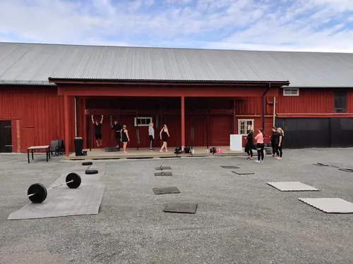 X-FORCE – UNIK TRÄNINGSMETODDen nya världsunika och patenterade svenska uppfinningen X-Force är en träningsmaskin som ökar den negativa belastningen med 40 %.Detta gör att du som användare kan träna betydligt kortare tid och få större effekt med garanterat bättre resultat, endast 6 – 12 repetitioner per maskin var 7 – 14 dagar.Varför negativ träning?Negativ träning har många fördelar.Musklerna kan arbeta med betydligt högre belastning excentriskt än koncentrisk och en tyngre last innebär också effektivare träning med snabbare resultat.För att förbättra muskelstyrkan överbelastar du muskeln och om den excentriska lasten är större tröttar du ut muskeln snabbare.Excentrisk träning kräver mindre syre än koncentrisk vilket påfrestar hjärtat mindre men ökar blodtrycket.Här är de 15st mest sökta gymmen på GymKarta i Juli 2023Nordic Wellness Lindholmen på Lindholmsallén 20 i GöteborgSATS Gamlestaden på Gamlestadstorget 7 i GöteborgSTC Sävedalen - Göteborgsvägen 104 - GymKarta.seSTC munkebäck på Munkebäcks Allé 26 i GöteborgNordic Wellness Göteborg Kviberg Arena - GymKarta.seNordic Wellness Kungälv Kongahälla - GymKarta.seActic Lerum - Vattenpalatset på Häradsvägen 3 i Lerum&nbsp;Maximus Gym Brunnsbo på Folkvisegatan 15 i GöteborgSATS Hovås på Björklundabacken 2 i Hovås - GymKarta.seNordic Wellness Backaplan på Gustaf Dalénsgatan 13Fitness24Seven på Lergöksgatan 6 i Västra FrölundaSATS Askim (Sisjön stora) på Ekonomivägen 6 i AskimSTC på Ekenleden 10 i Kållered - GymKarta.seNordic Wellness Marklandsgatan - GymKarta.seNordic Wellness på Vasagatan 7 i Göteborg