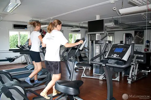 Det är vi som driver Hedesunda GymFrån och med maj 2022 har vi, Malin Eriksson, 45 år och Cornelia Lennartsson, 21 år tagit över driften av Hedesunda Gym.Vi är mor och dotter. Båda uppvuxna i Hedesunda, men för tillfället så bor Cornelia i Gävle!Vi har båda alltid varit intresserade av träning och hälsa och Cornelia är under utbildning till personlig tränare och klar till våren 2022.Vi har många tankar och idéer för att utveckla gymmet men kommer till en början köra på i Ove o Evas anda.Jätteroligt att ta över ett så välskött gym då det bara är att hoppa in och köra vidare!Håll utkik på FB och Hemsidan framöver för mer information om oss, uppdateringar och vad som händer framåt!Vi ser fram emot ett gott samarbete och hoppas vi kan leva upp till alla förväntningar.Vi önskar er ett hälsosamt och friskt 2023.Vid köp av nya gymkort, förnyelse eller frågor tar ni numera kontakt med oss på nytt mobilnummer...070-85 85 6 85Om gymmet Hedesunda GymBehovet av ett lokalt gym växte och då beslutades det att bygga ett mitt i centrala HedesundaÅr 2011 byggdes Hedesunda Gym.År 2012 byggdes gymmet ut med en våning till.År 2022 ägarbyte.&nbsp;Under åren har fler utökningar gjorts. Bland annat på våning 3 där det finns två spinningcyklar av toppkvalité.Vi erbjuder utöver ett fräscht och modernt gym både kostföreläsningar och personlig&nbsp; träning. Kontakta oss för mer informationPå gymmet finns omklädningsrum för dam och herr med duschar.Här är de 15st mest sökta gymmen på GymKarta i Juli 2023Nordic Wellness Lindholmen på Lindholmsallén 20 i GöteborgSATS Gamlestaden på Gamlestadstorget 7 i GöteborgSTC Sävedalen - Göteborgsvägen 104 - GymKarta.seSTC munkebäck på Munkebäcks Allé 26 i GöteborgNordic Wellness Göteborg Kviberg Arena - GymKarta.seNordic Wellness Kungälv Kongahälla - GymKarta.seActic Lerum - Vattenpalatset på Häradsvägen 3 i Lerum&nbsp;Maximus Gym Brunnsbo på Folkvisegatan 15 i GöteborgSATS Hovås på Björklundabacken 2 i Hovås - GymKarta.seNordic Wellness Backaplan på Gustaf Dalénsgatan 13Fitness24Seven på Lergöksgatan 6 i Västra FrölundaSATS Askim (Sisjön stora) på Ekonomivägen 6 i AskimSTC på Ekenleden 10 i Kållered - GymKarta.seNordic Wellness Marklandsgatan - GymKarta.seNordic Wellness på Vasagatan 7 i Göteborg