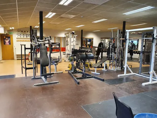Det skapar Harmoni o balans.Här hos oss kan du välja vilken period på året, i ditt liv som du känner är bäst för dig.Adrian Eriksson Skapade GymKarta.Se och alla Gym med Premium - abonnemang blir SEO-Optimerade av Martin Maximus SEO - (Sökmotoroptimerade).X-FORCE – UNIK TRÄNINGSMETODDen nya världsunika och patenterade svenska uppfinningen X-Force är en träningsmaskin som ökar den negativa belastningen med 40 %.Detta gör att du som användare kan träna betydligt kortare tid och få större effekt med garanterat bättre resultat, endast 6 – 12 repetitioner per maskin var 7 – 14 dagar.Varför negativ träning?Negativ träning har många fördelar.Musklerna kan arbeta med betydligt högre belastning excentriskt än koncentrisk och en tyngre last innebär också effektivare träning med snabbare resultat.För att förbättra muskelstyrkan överbelastar du muskeln och om den excentriska lasten är större tröttar du ut muskeln snabbare.Excentrisk träning kräver mindre syre än koncentrisk vilket påfrestar hjärtat mindre men ökar blodtrycket.Här är de 15st mest sökta gymmen på GymKarta i Juli 2023Nordic Wellness Lindholmen på Lindholmsallén 20 i GöteborgSATS Gamlestaden på Gamlestadstorget 7 i GöteborgSTC Sävedalen - Göteborgsvägen 104 - GymKarta.seSTC munkebäck på Munkebäcks Allé 26 i GöteborgNordic Wellness Göteborg Kviberg Arena - GymKarta.seNordic Wellness Kungälv Kongahälla - GymKarta.seActic Lerum - Vattenpalatset på Häradsvägen 3 i Lerum&nbsp;Maximus Gym Brunnsbo på Folkvisegatan 15 i GöteborgSATS Hovås på Björklundabacken 2 i Hovås - GymKarta.seNordic Wellness Backaplan på Gustaf Dalénsgatan 13Fitness24Seven på Lergöksgatan 6 i Västra FrölundaSATS Askim (Sisjön stora) på Ekonomivägen 6 i AskimSTC på Ekenleden 10 i Kållered - GymKarta.seNordic Wellness Marklandsgatan - GymKarta.seNordic Wellness på Vasagatan 7 i Göteborg
