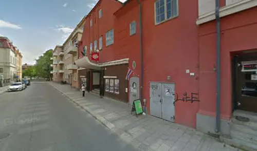Nytt träningsprogram för kropp och tanke i satsning på ungaFriskis vill ge fler unga verktyg att hantera vardagens bekymmer. Greppet är nytt, fysisk aktivitet blandas med tankeövningar i ett digitalt träningsprogram öppet för alla.Många unga tränar mycket, men allt för många rör sig nästan inte alls. Larmrapporter visar på ökat stillasittande och att tonåringar sliter med oro, stress och prestationsångest.– På Friskis vet vi att redan lite rörelse gör stor skillnad för hur vi människor mår. Tricket är att hitta format för bra träning som inte avskräcker, utan kan intressera också dem som står vid sidan av. Därför har vi utvecklat Utifrån och in, säger Susanne Jidesten, generalsekreterare Friskis&amp;Svettis.Unga önskar tips för att må bättreUngdomsbarometerns studier bland unga visar att en majoritet upplever de förväntningar de har på sig själva som mycket stressande. I en uppföljning gjord på uppdrag av Friskis svarade 1 av 4 att de vill ha tips för att må bättre.– Vi såg en efterfrågan och ville möta den. Det händer en massa saker i oss när vi rör oss, ofta utan att vi tänker på det. Genom att sänka trösklarna till fysisk aktivitet och låta kroppen göra jobbet är väldigt mycket vunnet, säger Tina Uppfeldt, chef för Friskis&amp;Svettis träningsutveckling.Digitalt träningsprogram öppet för allaUtifrån och in är ett digitalt träningsprogram som sträcker sig över fyra veckor. Öppet för alla online. Genom att blanda fysisk rörelse med inslag av tankeövningar hoppas Friskis inspirera till en hållbar träningsrutin och bidra till mental motståndskraft. Programmet har tagits fram i samarbete med Anders Ekstrand, leg. psykolog på Pratamera Sport med stöd av Ica Stiftelsen.Här är de 15st mest sökta gymmen på GymKarta i Juli 2023Nordic Wellness Lindholmen på Lindholmsallén 20 i GöteborgSATS Gamlestaden på Gamlestadstorget 7 i GöteborgSTC Sävedalen - Göteborgsvägen 104 - GymKarta.seSTC munkebäck på Munkebäcks Allé 26 i GöteborgNordic Wellness Göteborg Kviberg Arena - GymKarta.seNordic Wellness Kungälv Kongahälla - GymKarta.seActic Lerum - Vattenpalatset på Häradsvägen 3 i Lerum&nbsp;Maximus Gym Brunnsbo på Folkvisegatan 15 i GöteborgSATS Hovås på Björklundabacken 2 i Hovås - GymKarta.seNordic Wellness Backaplan på Gustaf Dalénsgatan 13Fitness24Seven på Lergöksgatan 6 i Västra FrölundaSATS Askim (Sisjön stora) på Ekonomivägen 6 i AskimSTC på Ekenleden 10 i Kållered - GymKarta.seNordic Wellness Marklandsgatan - GymKarta.seNordic Wellness på Vasagatan 7 i Göteborg