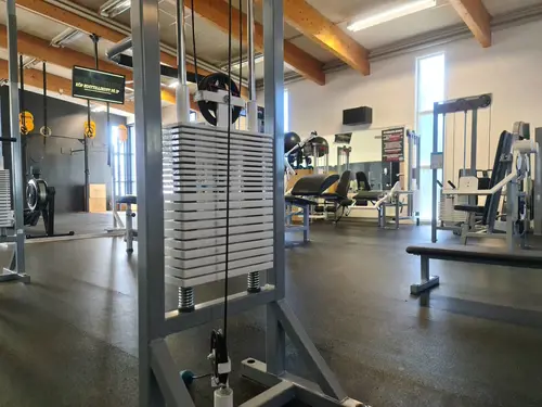 X-FORCE – UNIK TRÄNINGSMETODDen nya världsunika och patenterade svenska uppfinningen X-Force är en träningsmaskin som ökar den negativa belastningen med 40 %.Detta gör att du som användare kan träna betydligt kortare tid och få större effekt med garanterat bättre resultat, endast 6 – 12 repetitioner per maskin var 7 – 14 dagar.Varför negativ träning?Negativ träning har många fördelar.Musklerna kan arbeta med betydligt högre belastning excentriskt än koncentrisk och en tyngre last innebär också effektivare träning med snabbare resultat.För att förbättra muskelstyrkan överbelastar du muskeln och om den excentriska lasten är större tröttar du ut muskeln snabbare.Excentrisk träning kräver mindre syre än koncentrisk vilket påfrestar hjärtat mindre men ökar blodtrycket.Här är de 15st mest sökta gymmen på GymKarta i Juli 2023Nordic Wellness Lindholmen på Lindholmsallén 20 i GöteborgSATS Gamlestaden på Gamlestadstorget 7 i GöteborgSTC Sävedalen - Göteborgsvägen 104 - GymKarta.seSTC munkebäck på Munkebäcks Allé 26 i GöteborgNordic Wellness Göteborg Kviberg Arena - GymKarta.seNordic Wellness Kungälv Kongahälla - GymKarta.seActic Lerum - Vattenpalatset på Häradsvägen 3 i Lerum&nbsp;Maximus Gym Brunnsbo på Folkvisegatan 15 i GöteborgSATS Hovås på Björklundabacken 2 i Hovås - GymKarta.seNordic Wellness Backaplan på Gustaf Dalénsgatan 13Fitness24Seven på Lergöksgatan 6 i Västra FrölundaSATS Askim (Sisjön stora) på Ekonomivägen 6 i AskimSTC på Ekenleden 10 i Kållered - GymKarta.seNordic Wellness Marklandsgatan - GymKarta.seNordic Wellness på Vasagatan 7 i Göteborg