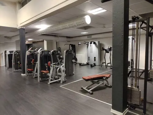 EGO CITYEgo slog upp sina portar för första gången 5 oktober 1981. Anläggningen låg till större delen i källarplan och innehöll ett gym med ett antal maskiner från World Class och en del fria vikter samt solarium.År 1991 kunde vi bygga ut anläggningen med ytterligare en gymdel i markplan och bygga den första gruppträningssalen.&nbsp;Vilken bakgrund har Ego och hur kom ni in på gymmarknaden?Ego startades upp av våra föräldrar och några av deras vänner redan år 1981. Vi söner – Niklas och Micke Berndt – var då 8 år respektive 13 år gamla. Det innebär att vi har i princip vuxit upp i gymmiljön och verkligen lärt oss att uppskatta allt det positiva. Mamma Maj jobbade kvar i företaget till 2015 men därefter blev vi söner&nbsp;ensamma ägare. Numera driver Ego åtta olika gym i Sundsvallsregionen.Jag själv är utbildad systemvetare med en bakgrund i försäkringsbranschen. Har tränat på gymmet sedan gymnasieåldern och jobbat som gruppträningsinstruktör och i receptionen. År 2010, inför starten av gym nummer två,&nbsp;sa jag upp mig och började jobba heltid på Ego. Min bror Micke har en bakgrund som säljare. Även han har tränat på gymmet hela livet och jobbat som instruktör, i receptionen samt som massör. Sedan drygt 20 år tillbaka arbetar Micke på heltid med Ego.Läs om EGO Hälsostudios Historia som började 1981.År 1991 kunde Ego City bygga ut anläggningen med ytterligare en gymdel i markplan och bygga den första gruppträningssalen.&nbsp;Ego Storgatan blev Ego Hälsostudio:s fjärde anläggning i juli 2014.När Ego Hälsostudio öppnade Ego Alnö blev ursprungliga Ego i stan Ego City.Tidigare FreMax blev Ego Nolby i september 2017.Ego Birsta är på ca 1 000 kvm i två etage.7 februari 2022 öppnade vi Ego Matfors på Centrumgatan 19.NIKLAS OCH MICKAEL BERNDTS  MÅLSÄTTNING Brödernas målsättning är att ska erbjuda träning som passar såväl motionär som elit. strävar efter att varje medlem ska känna sig sedd och omhändertagen och känna att de har möjlighet att utvecklas. De ska tillhandahålla lokaler och utrustning i toppklass samt vara först med det senaste inom bra gruppträning. Ego Hälsostudio ska hela tiden investera vidare för att utvecklas och bli ännu bättre.Bröderna Nicke &amp; Micke är övertygade om att personal som mår bra och trivs ihop gör ett bra jobb tillsammans och stöttar varandra. Personalens glädje sprider sig till kunderna och skapar en varm och välkomnande atmosfär.Här är de 15st mest sökta gymmen på GymKarta 2023Nordic Wellness Lindholmen på Lindholmsallén 20 i GöteborgSATS Gamlestaden på Gamlestadstorget 7 i GöteborgSTC Sävedalen - Göteborgsvägen 104 - GymKarta.seSTC munkebäck på Munkebäcks Allé 26 i GöteborgNordic Wellness Göteborg Kviberg Arena - GymKarta.seNordic Wellness Kungälv Kongahälla - GymKarta.seActic Lerum - Vattenpalatset på Häradsvägen 3 i Lerum&nbsp;Maximus Gym Brunnsbo på Folkvisegatan 15 i GöteborgSATS Hovås på Björklundabacken 2 i Hovås - GymKarta.seNordic Wellness Backaplan på Gustaf Dalénsgatan 13Fitness24Seven på Lergöksgatan 6 i Västra FrölundaSATS Askim (Sisjön stora) på Ekonomivägen 6 i AskimSTC på Ekenleden 10 i Kållered - GymKarta.seNordic Wellness Marklandsgatan - GymKarta.seNordic Wellness på Vasagatan 7 i Göteborg