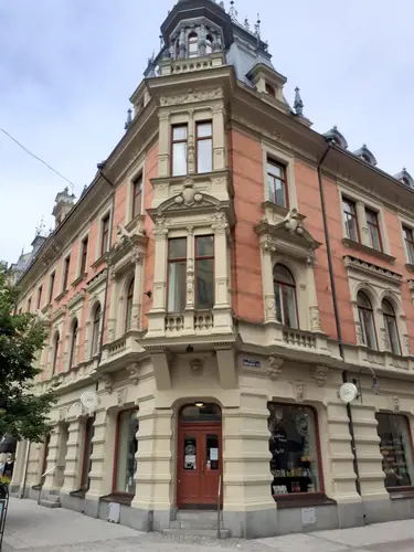 Det skapar Harmoni o balans.Här hos oss kan du välja vilken period på året, i ditt liv som du känner är bäst för dig.Adrian Eriksson Skapade GymKarta.Se och alla Gym med Premium - abonnemang blir SEO-Optimerade av Martin Maximus SEO - (Sökmotoroptimerade).X-FORCE – UNIK TRÄNINGSMETODDen nya världsunika och patenterade svenska uppfinningen X-Force är en träningsmaskin som ökar den negativa belastningen med 40 %.Detta gör att du som användare kan träna betydligt kortare tid och få större effekt med garanterat bättre resultat, endast 6 – 12 repetitioner per maskin var 7 – 14 dagar.Varför negativ träning?Negativ träning har många fördelar.Musklerna kan arbeta med betydligt högre belastning excentriskt än koncentrisk och en tyngre last innebär också effektivare träning med snabbare resultat.För att förbättra muskelstyrkan överbelastar du muskeln och om den excentriska lasten är större tröttar du ut muskeln snabbare.Excentrisk träning kräver mindre syre än koncentrisk vilket påfrestar hjärtat mindre men ökar blodtrycket.Här är de 15st mest sökta gymmen på GymKarta i Juli 2023Nordic Wellness Lindholmen på Lindholmsallén 20 i GöteborgSATS Gamlestaden på Gamlestadstorget 7 i GöteborgSTC Sävedalen - Göteborgsvägen 104 - GymKarta.seSTC munkebäck på Munkebäcks Allé 26 i GöteborgNordic Wellness Göteborg Kviberg Arena - GymKarta.seNordic Wellness Kungälv Kongahälla - GymKarta.seActic Lerum - Vattenpalatset på Häradsvägen 3 i Lerum&nbsp;Maximus Gym Brunnsbo på Folkvisegatan 15 i GöteborgSATS Hovås på Björklundabacken 2 i Hovås - GymKarta.seNordic Wellness Backaplan på Gustaf Dalénsgatan 13Fitness24Seven på Lergöksgatan 6 i Västra FrölundaSATS Askim (Sisjön stora) på Ekonomivägen 6 i AskimSTC på Ekenleden 10 i Kållered - GymKarta.seNordic Wellness Marklandsgatan - GymKarta.seNordic Wellness på Vasagatan 7 i Göteborg
