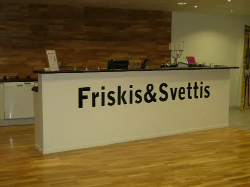 Vår träning på Friskis &amp; SvettisMänniskan är gjord för rörelse, vi mår bra när vi rör på oss.Vad är du sugen på att träna idag?​Det finns många skäl till att träna. Vi tycker att träning ska kännas lustfyllt, så att ha kul är ett gott skäl till att träna. Du får mer energi. Du får en härligare känsla i kroppen.Träna hos oss kan du göra på många olika sättKika in här och hitta träningen som passar dig bäst. Eller utmana dig och träna något nytt.&nbsp;ÅldersgränserPå några av våra träningsformer har vi särskilda åldersgränser2-6 år på Familjejympa7-12 år på all gruppträning utan redskap tillsammans med förälder/vuxen.10 år på träning i gymmet tillsammans med förälder/vuxen13 år på all typ av träningSpinningKonditionsträningen som är både svettig &amp; energifylld - på spincykelDu tränar på en spincykel, där det är du själv som väljer och reglerar motståndet.Du bestämmer hur lätt eller utmanande det blir för dig.&nbsp;Ledaren guidar genom passet och peppar dig igenom de&nbsp;tre olika positioner som ett spinpass innehåller: en sittande och två stående.Allt för att variera träningseffekten.&nbsp;Spinning ger dig effektiv konditionsträning som ger varierande träningseffekter: snabbhet, uthållighet och styrka.Indoor walkingFlowig träning på crosstrainer. Indoor walking (IW) är effektiv konditionsträning på crosstrainer, en så kallad walker. På köpet utmanar du din bålstabilitet och balans.&nbsp;Rörelsemönstret på en Crosstrainer/walker liknar löpning och skidåkning.Hela kroppen engageras och känslan är skönt flowingEn schysst bonus är att träningen är skonsam för lederna, oavsett om du väljer att ta det lugnt eller utmana dig ordentligt.&nbsp;Första gången? För att träna IW är det bra om du är minst 150 cm lång på grund av walkerns storlek och avstånd mellan trampor och stavar.Här hittar du fler Friskis &amp; Svettis i GöteborgFriskis&amp;Svettis Västra hamngatanFriskis&amp;Svettis MajornaFriskisSvettisFriskis&amp;Svettis KvillebäckenFriskis&amp;Svettis ValhallaFriskis&amp;Svettis GårdaFriskis&amp;Svettis JohannebergFriskis&amp; Svettis FrölundaVarmt välkommen till Göteborgs främsta träningsanläggningar med gymutrustning från de världsledande varumärkena Technogym, Life Fitness, Precor, Cybex!Kolla ditt gym på alla bolagKöp Kosttillskott &amp; TräningskläderIndoor walking hemma?