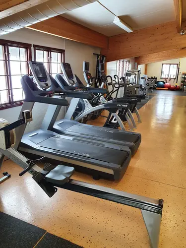 PERSONLIG TRÄNING HOS Gym area59 LitMed över 25 års erfarenhet inom branschen har vi hjälpt hundratals människor att komma i form och ändra sin livsstil. Vårt mål är att inspirera, motivera och ge dig kunskap och verktyg för att du som kund skall nå dina mål på ett effektivt och säkert sätt.Varje människa är unik och behöver därför ett individuellt anpassat upplägg av träning, kost och coachning för att få bästa resultat. Utifrån dina förutsättningar skräddarsyr vi ett tränings- och kostprogram så att du som kund skall nå just dina mål!TRÄNINGSSCHEMA - TRÄNINGSPROGRAMTräningsschemat som du får från oss har dig som kund i fokus. Schemat är individuellt utformat utifrån vad du vill uppnå med just träning. Detta gör att resultaten vi väljer ut och anpassar träningsmetoderna just för dig och för att du ska nå de resultat du önskar.För att säkerställa att du ska uppnå det du vill med ditt träningsprogram skickar du varje vecka in och berättar för oss hur det går med din kost och träning. Vi ger dig sedan alltid personlig återkoppling där vi diskuterar dina framsteg och ger dig råd om hur du ska ta dig vidare i din träning. Om du under tiden har några funderingar eller frågor kring din individuella träningsplan kan du också när du vill skicka oss ett meddelande via vår meddelandefunktion som vi har på hemsidan. Med oss på Gym Area 59 kan du vara säker på att få hjälp och uppföljning hela vägen – vi ser till att du når de mål du vill!Här är de 15st mest sökta gymmen på GymKarta i Juli 2023Nordic Wellness Lindholmen på Lindholmsallén 20 i GöteborgSATS Gamlestaden på Gamlestadstorget 7 i GöteborgSTC Sävedalen - Göteborgsvägen 104 - GymKarta.seSTC munkebäck på Munkebäcks Allé 26 i GöteborgNordic Wellness Göteborg Kviberg Arena - GymKarta.seNordic Wellness Kungälv Kongahälla - GymKarta.seActic Lerum - Vattenpalatset på Häradsvägen 3 i Lerum&nbsp;Maximus Gym Brunnsbo på Folkvisegatan 15 i GöteborgSATS Hovås på Björklundabacken 2 i Hovås - GymKarta.seNordic Wellness Backaplan på Gustaf Dalénsgatan 13Fitness24Seven på Lergöksgatan 6 i Västra FrölundaSATS Askim (Sisjön stora) på Ekonomivägen 6 i AskimSTC på Ekenleden 10 i Kållered - GymKarta.seNordic Wellness Marklandsgatan - GymKarta.seNordic Wellness på Vasagatan 7 i Göteborg