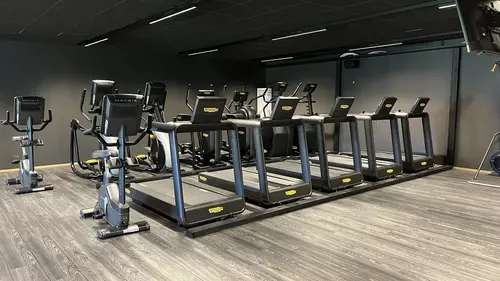 Välkommen till Nordic Wellness Tomtebo!Här kan du ta del av toppmoderna maskiner, fria vikter, gruppträning, virtuell träning och riktigt mycket tränings-glädje.Kom gärna in och ta en kaffe, kika på den fantastiska anläggningen och prata med oss direkt i receptionen.Vi erbjuder självklart prov-vecka för dig som vill testa vår härliga klubb och utbud.Vi har gratis parkering hos oss också.GRATIS KONSULTATION!Vill du få hjälp att nå dina mål?Med en personlig tränare kommer du snabbt igång med ett individanpassat träningsschema som ger resultat.I det första mötet går vi igenom vad du önskar uppnå samt sätter realistiska mål efter dina förutsättningar.Fyll i kontaktformuläret nedan så kontaktar vi dig för 30 minuters kostnadsfri konsultation.Vissa personliga tränare erbjuder nu också tjänsten PT online.Vid förhinder behöver du avboka mötet 24h innan utsatt tid, annars debiteras du 200 kr.Kolla ditt gym på alla bolagFitnessprofilen Julia på Nordic Wellness: Är ditt mål att ha en något tajtare form till beachen?BEHÖVER DU PT? Känner du att du inte har disciplinen att komma i gång med träningen hemma? Hör av dig direkt till Julia och boka professionell hjälp!Nordic Wellness Din Bästa-GymPartnerHär är de 15st mest sökta gymmen på GymKarta i Juli 2023Nordic Wellness Lindholmen på Lindholmsallén 20 i GöteborgSATS Gamlestaden på Gamlestadstorget 7 i GöteborgSTC Sävedalen - Göteborgsvägen 104 - GymKarta.seSTC munkebäck på Munkebäcks Allé 26 i GöteborgNordic Wellness Göteborg Kviberg Arena - GymKarta.seNordic Wellness Kungälv Kongahälla - GymKarta.seActic Lerum - Vattenpalatset på Häradsvägen 3 i Lerum&nbsp;Maximus Gym Brunnsbo på Folkvisegatan 15 i GöteborgSATS Hovås på Björklundabacken 2 i Hovås - GymKarta.seNordic Wellness Backaplan på Gustaf Dalénsgatan 13Fitness24Seven på Lergöksgatan 6 i Västra FrölundaSATS Askim (Sisjön stora) på Ekonomivägen 6 i AskimSTC på Ekenleden 10 i Kållered - GymKarta.seNordic Wellness Marklandsgatan - GymKarta.seNordic Wellness på Vasagatan 7 i Göteborg