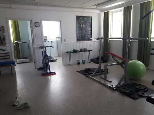 X-FORCE – UNIK TRÄNINGSMETODDen nya världsunika och patenterade svenska uppfinningen X-Force är en träningsmaskin som ökar den negativa belastningen med 40 %.Detta gör att du som användare kan träna betydligt kortare tid och få större effekt med garanterat bättre resultat, endast 6 – 12 repetitioner per maskin var 7 – 14 dagar.Varför negativ träning?Negativ träning har många fördelar.Musklerna kan arbeta med betydligt högre belastning excentriskt än koncentrisk och en tyngre last innebär också effektivare träning med snabbare resultat.För att förbättra muskelstyrkan överbelastar du muskeln och om den excentriska lasten är större tröttar du ut muskeln snabbare.Excentrisk träning kräver mindre syre än koncentrisk vilket påfrestar hjärtat mindre men ökar blodtrycket.Här är de 15st mest sökta gymmen på GymKarta i Juli 2023Nordic Wellness Lindholmen på Lindholmsallén 20 i GöteborgSATS Gamlestaden på Gamlestadstorget 7 i GöteborgSTC Sävedalen - Göteborgsvägen 104 - GymKarta.seSTC munkebäck på Munkebäcks Allé 26 i GöteborgNordic Wellness Göteborg Kviberg Arena - GymKarta.seNordic Wellness Kungälv Kongahälla - GymKarta.seActic Lerum - Vattenpalatset på Häradsvägen 3 i Lerum&nbsp;Maximus Gym Brunnsbo på Folkvisegatan 15 i GöteborgSATS Hovås på Björklundabacken 2 i Hovås - GymKarta.seNordic Wellness Backaplan på Gustaf Dalénsgatan 13Fitness24Seven på Lergöksgatan 6 i Västra FrölundaSATS Askim (Sisjön stora) på Ekonomivägen 6 i AskimSTC på Ekenleden 10 i Kållered - GymKarta.seNordic Wellness Marklandsgatan - GymKarta.seNordic Wellness på Vasagatan 7 i Göteborg