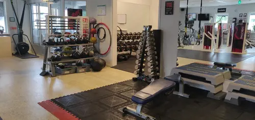 Det skapar Harmoni o balans.Här hos oss kan du välja vilken period på året, i ditt liv som du känner är bäst för dig.Adrian Eriksson Skapade GymKarta.Se och alla Gym med Premium - abonnemang blir SEO-Optimerade av Martin Maximus SEO - (Sökmotoroptimerade).X-FORCE – UNIK TRÄNINGSMETODDen nya världsunika och patenterade svenska uppfinningen X-Force är en träningsmaskin som ökar den negativa belastningen med 40 %.Detta gör att du som användare kan träna betydligt kortare tid och få större effekt med garanterat bättre resultat, endast 6 – 12 repetitioner per maskin var 7 – 14 dagar.Varför negativ träning?Negativ träning har många fördelar.Musklerna kan arbeta med betydligt högre belastning excentriskt än koncentrisk och en tyngre last innebär också effektivare träning med snabbare resultat.För att förbättra muskelstyrkan överbelastar du muskeln och om den excentriska lasten är större tröttar du ut muskeln snabbare.Excentrisk träning kräver mindre syre än koncentrisk vilket påfrestar hjärtat mindre men ökar blodtrycket.Här är de 15st mest sökta gymmen på GymKarta i Juli 2023Nordic Wellness Lindholmen på Lindholmsallén 20 i GöteborgSATS Gamlestaden på Gamlestadstorget 7 i GöteborgSTC Sävedalen - Göteborgsvägen 104 - GymKarta.seSTC munkebäck på Munkebäcks Allé 26 i GöteborgNordic Wellness Göteborg Kviberg Arena - GymKarta.seNordic Wellness Kungälv Kongahälla - GymKarta.seActic Lerum - Vattenpalatset på Häradsvägen 3 i Lerum&nbsp;Maximus Gym Brunnsbo på Folkvisegatan 15 i GöteborgSATS Hovås på Björklundabacken 2 i Hovås - GymKarta.seNordic Wellness Backaplan på Gustaf Dalénsgatan 13Fitness24Seven på Lergöksgatan 6 i Västra FrölundaSATS Askim (Sisjön stora) på Ekonomivägen 6 i AskimSTC på Ekenleden 10 i Kållered - GymKarta.seNordic Wellness Marklandsgatan - GymKarta.seNordic Wellness på Vasagatan 7 i Göteborg