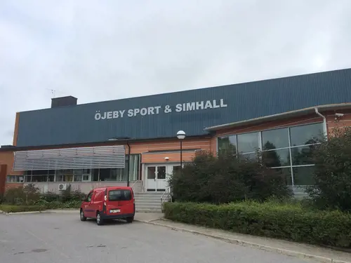 Därför ska du träna hos Actic Piteå - Öjebyns SimhallSom en av Sveriges ledande gymkedjor har vi jobbat med träning i över 40 årVi har ett brett erbjudande av inspirerande träning på 110 gym och 50 bad från Luleå i norr till Malmö i söder.Hos oss träffar du vänlig och kunnig personal och gymmar i fräscha lokaler. Du kan träna gruppträning både inomhus och utomhus och självklart är du också välkommen att simma och bada hos oss!110 GYM ÖVER HELA SVERIGE50 BAD I DIREKT ANSLUTNING TILL VÅRA GYMINSPIRERANDE OCH EFFEKTIV GRUPPTRÄNINGONLINEPASS I ACTIC APPENVECKORS DIGITAL TRÄNINGSSTART MED COACHGENERÖSA ÖPPETTIDERSKRÄDDARSY DITT MEDLEMSKAPHitta ditt Actic gym nära digMed över 115 gym runt om i Sverige finns det många möjligheter till träning, ange namnet på det gym eller den stad som du vill träna på nedan så hittar du den information du behöver.Träna i gymmet, testa på gruppträningspass, simma i badet eller kontakta oss så kan vi hjälpa dig att hitta den träning som passar dig!GruppträningDet är roligare att träna tillsammans!För dig som gillar att träna i grupp med en peppande instruktör till inspirerande musik rekommenderar vi gruppträning.Mer än hälften av våra anläggningar erbjuder gruppträning!Boka passDu hittar aktuella scheman för alla gruppträningspass på Mina Sidor eller på ditt gym.Du bokar enkelt dina gruppträningspass i vår Actic app eller på Mina Sidor.Bokningsreglerna hittar du här.Träna på gym och få upp din styrka!Varför ska du träna styrketräning? Nedan får du några exempel på vilka fördelar du får genom att träna styrka på gym med oss:&nbsp;En starkare kropp avlastar kroppens leder.Skelettets hållfasthet förbättras och bentätheten ökar, något som motverkar risken att drabbas av benskörhet.Ämnesomsättningen ökar, vilket är bra om du vill gå ner eller hålla din vikt.Muskulära obalanser tränas bort och ger en bättre hållning.Du kommer att få en bättre hållning vid stärkande av core.Du kommer lättare kunna lyfta dina barn eller barnbarn, bära hem kassarna från mataffären&nbsp; och förhoppningsvis även känna dig starkare!Träna styrka med säker och effektiv träningHos oss på Actic hittar du alltid instruktörer ute i lokalen som ger råd och tips kring hur du kan träna styrketräning på gym.Vi visar hur övningar kan genomföras för att undvika skador och berättar hur du kan undvika vanliga fel i din träning – allt för att du ska få ut maximalt av din träning, nå dina mål och bygga muskler.Lycka till med din styrketräning!30 minuter räcker!På Actic tränar vi enligt träningsmetoden HIT (högintensitetsträning), vilket innebär att du på endast 30 minuter ger din kropp tillräcklig träning för att utvecklas.Genom att träna på gym och köra ett set med 8-12 repetitioner i varje maskin med mycket kort vila mellan maskinerna hinner du träna hela kroppen på endast 30 minuter.Vår rekommendation är 2-3 träningspass på gymmet i veckan.Då hinner du både stimulera muskeltillväxten och få tid till återhämtning mellan passen.