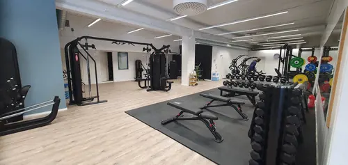 Välkommen till Workout Luleå! Här hos oss kan du välja vilken period på året, i ditt liv som du känner är bäst för dig. Det skapar Harmoni o balans. Hälsa för oss är mer än träning och vad vi stoppar i oss. Det är också ett mående, gemenskap och återhämtning. Vi lägger stort fokus på personlig träning och är även en pt-studio. Här kan du hitta just din pt som kan stötta och vägleda dig mot dina mål utifrån dina förutsättningar.Rörelse för alla!Här kan du, oavsett tidigare erfarenhet eller ambitionsnivå, testa på olika typer av träningsformer för att hitta just det du tycker är roligt. Vi är ett klassiskt gym i Luleå med en maskinpark och friviktsyta för styrketräning och cardio. Här kan du träna i gymmet, vara med på något av våra olika pass eller träna tillsammans med en personlig tränare (PT).Träning nära dig!Vi finns på Bergnäset i Luleå, Stengatan 47. God tillgänglighet och fri parkering precis utanför dörren.&nbsp;Vi anordnar regelbundet kurser och camps med olika fokus och inriktningar. Kika in under fliken "Aktuellt"Läs mer om vårt utbud genom att klicka på knappen&nbsp;GÅ MED REDAN IDAG! nedan. Där hittar ni våra Träningskort och andra produkter och tjänster.Följ oss gärna på sociala medier där vi kontinuerligt publicerar nyheter!Välkomna!Gå med redan idagAdrian Eriksson Skapade GymKarta.Se och alla Gym med Premium - abonnemang blir SEO-Optimerade.Martin Maximus Besöker Endorfin Supergym.X-FORCE – UNIK TRÄNINGSMETODDen nya världsunika och patenterade svenska uppfinningen X-Force är en träningsmaskin som ökar den negativa belastningen med 40 %.Detta gör att du som användare kan träna betydligt kortare tid och få större effekt med garanterat bättre resultat, endast 6 – 12 repetitioner per maskin var 7 – 14 dagar.Varför negativ träning?Negativ träning har många fördelar.Musklerna kan arbeta med betydligt högre belastning excentriskt än koncentrisk och en tyngre last innebär också effektivare träning med snabbare resultat.För att förbättra muskelstyrkan överbelastar du muskeln och om den excentriska lasten är större tröttar du ut muskeln snabbare.Excentrisk träning kräver mindre syre än koncentrisk vilket påfrestar hjärtat mindre men ökar blodtrycket.Här är de 15st mest sökta gymmen på GymKarta i Luleå