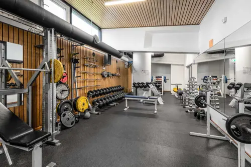 Actic Älvsbyn - Därför ska du träna hos ActicSom en av Sveriges ledande gymkedjor har vi jobbat med träning i över 40 årVi har ett brett erbjudande av inspirerande träning på 110 gym och 50 bad från Luleå i norr till Malmö i söder.Hos oss träffar du vänlig och kunnig personal och gymmar i fräscha lokaler. Du kan träna gruppträning både inomhus och utomhus och självklart är du också välkommen att simma och bada hos oss!110 GYM ÖVER HELA SVERIGE50 BAD I DIREKT ANSLUTNING TILL VÅRA GYMINSPIRERANDE OCH EFFEKTIV GRUPPTRÄNINGONLINEPASS I ACTIC APPENVECKORS DIGITAL TRÄNINGSSTART MED COACHGENERÖSA ÖPPETTIDERSKRÄDDARSY DITT MEDLEMSKAPHitta ditt Actic gym nära digMed över 115 gym runt om i Sverige finns det många möjligheter till träning, ange namnet på det gym eller den stad som du vill träna på nedan så hittar du den information du behöver.Träna i gymmet, testa på gruppträningspass, simma i badet eller kontakta oss så kan vi hjälpa dig att hitta den träning som passar dig!GruppträningDet är roligare att träna tillsammans!För dig som gillar att träna i grupp med en peppande instruktör till inspirerande musik rekommenderar vi gruppträning.Mer än hälften av våra anläggningar erbjuder gruppträning!Boka passDu hittar aktuella scheman för alla gruppträningspass på Mina Sidor eller på ditt gym.Du bokar enkelt dina gruppträningspass i vår Actic app eller på Mina Sidor.Bokningsreglerna hittar du här.Träna på gym och få upp din styrka!Varför ska du träna styrketräning? Nedan får du några exempel på vilka fördelar du får genom att träna styrka på gym med oss:&nbsp;En starkare kropp avlastar kroppens leder.Skelettets hållfasthet förbättras och bentätheten ökar, något som motverkar risken att drabbas av benskörhet.Ämnesomsättningen ökar, vilket är bra om du vill gå ner eller hålla din vikt.Muskulära obalanser tränas bort och ger en bättre hållning.Du kommer att få en bättre hållning vid stärkande av core.Du kommer lättare kunna lyfta dina barn eller barnbarn, bära hem kassarna från mataffären&nbsp; och förhoppningsvis även känna dig starkare!Träna styrka med säker och effektiv träningHos oss på Actic hittar du alltid instruktörer ute i lokalen som ger råd och tips kring hur du kan träna styrketräning på gym.Vi visar hur övningar kan genomföras för att undvika skador och berättar hur du kan undvika vanliga fel i din träning – allt för att du ska få ut maximalt av din träning, nå dina mål och bygga muskler.Lycka till med din styrketräning!30 minuter räcker!På Actic tränar vi enligt träningsmetoden HIT (högintensitetsträning), vilket innebär att du på endast 30 minuter ger din kropp tillräcklig träning för att utvecklas.Genom att träna på gym och köra ett set med 8-12 repetitioner i varje maskin med mycket kort vila mellan maskinerna hinner du träna hela kroppen på endast 30 minuter.Vår rekommendation är 2-3 träningspass på gymmet i veckan.Då hinner du både stimulera muskeltillväxten och få tid till återhämtning mellan passen.