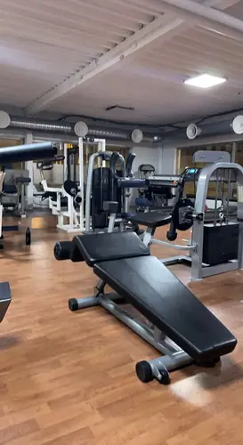 X-FORCE – UNIK TRÄNINGSMETODDen nya världsunika och patenterade svenska uppfinningen X-Force är en träningsmaskin som ökar den negativa belastningen med 40 %.Detta gör att du som användare kan träna betydligt kortare tid och få större effekt med garanterat bättre resultat, endast 6 – 12 repetitioner per maskin var 7 – 14 dagar.Varför negativ träning?Negativ träning har många fördelar.Musklerna kan arbeta med betydligt högre belastning excentriskt än koncentrisk och en tyngre last innebär också effektivare träning med snabbare resultat.För att förbättra muskelstyrkan överbelastar du muskeln och om den excentriska lasten är större tröttar du ut muskeln snabbare.Excentrisk träning kräver mindre syre än koncentrisk vilket påfrestar hjärtat mindre men ökar blodtrycket.Här är de 15st mest sökta gymmen på GymKarta i Juli 2023Nordic Wellness Lindholmen på Lindholmsallén 20 i GöteborgSATS Gamlestaden på Gamlestadstorget 7 i GöteborgSTC Sävedalen - Göteborgsvägen 104 - GymKarta.seSTC munkebäck på Munkebäcks Allé 26 i GöteborgNordic Wellness Göteborg Kviberg Arena - GymKarta.seNordic Wellness Kungälv Kongahälla - GymKarta.seActic Lerum - Vattenpalatset på Häradsvägen 3 i Lerum&nbsp;Maximus Gym Brunnsbo på Folkvisegatan 15 i GöteborgSATS Hovås på Björklundabacken 2 i Hovås - GymKarta.seNordic Wellness Backaplan på Gustaf Dalénsgatan 13Fitness24Seven på Lergöksgatan 6 i Västra FrölundaSATS Askim (Sisjön stora) på Ekonomivägen 6 i AskimSTC på Ekenleden 10 i Kållered - GymKarta.seNordic Wellness Marklandsgatan - GymKarta.seNordic Wellness på Vasagatan 7 i Göteborg