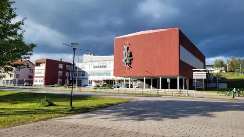 Därför ska du träna hos Actic Kiruna - SporthallenSom en av Sveriges ledande gymkedjor har vi jobbat med träning i över 40 årVi har ett brett erbjudande av inspirerande träning på 110 gym och 50 bad från Luleå i norr till Malmö i söder.Hos oss träffar du vänlig och kunnig personal och gymmar i fräscha lokaler. Du kan träna gruppträning både inomhus och utomhus och självklart är du också välkommen att simma och bada hos oss!110 GYM ÖVER HELA SVERIGE50 BAD I DIREKT ANSLUTNING TILL VÅRA GYMINSPIRERANDE OCH EFFEKTIV GRUPPTRÄNINGONLINEPASS I ACTIC APPENVECKORS DIGITAL TRÄNINGSSTART MED COACHGENERÖSA ÖPPETTIDERSKRÄDDARSY DITT MEDLEMSKAPHitta ditt Actic gym nära digMed över 115 gym runt om i Sverige finns det många möjligheter till träning, ange namnet på det gym eller den stad som du vill träna på nedan så hittar du den information du behöver.Träna i gymmet, testa på gruppträningspass, simma i badet eller kontakta oss så kan vi hjälpa dig att hitta den träning som passar dig!GruppträningDet är roligare att träna tillsammans!För dig som gillar att träna i grupp med en peppande instruktör till inspirerande musik rekommenderar vi gruppträning.Mer än hälften av våra anläggningar erbjuder gruppträning!Boka passDu hittar aktuella scheman för alla gruppträningspass på Mina Sidor eller på ditt gym.Du bokar enkelt dina gruppträningspass i vår Actic app eller på Mina Sidor.Bokningsreglerna hittar du här.Träna på gym och få upp din styrka!Varför ska du träna styrketräning? Nedan får du några exempel på vilka fördelar du får genom att träna styrka på gym med oss:&nbsp;En starkare kropp avlastar kroppens leder.Skelettets hållfasthet förbättras och bentätheten ökar, något som motverkar risken att drabbas av benskörhet.Ämnesomsättningen ökar, vilket är bra om du vill gå ner eller hålla din vikt.Muskulära obalanser tränas bort och ger en bättre hållning.Du kommer att få en bättre hållning vid stärkande av core.Du kommer lättare kunna lyfta dina barn eller barnbarn, bära hem kassarna från mataffären&nbsp; och förhoppningsvis även känna dig starkare!Träna styrka med säker och effektiv träningHos oss på Actic hittar du alltid instruktörer ute i lokalen som ger råd och tips kring hur du kan träna styrketräning på gym.Vi visar hur övningar kan genomföras för att undvika skador och berättar hur du kan undvika vanliga fel i din träning – allt för att du ska få ut maximalt av din träning, nå dina mål och bygga muskler.Lycka till med din styrketräning!30 minuter räcker!På Actic tränar vi enligt träningsmetoden HIT (högintensitetsträning), vilket innebär att du på endast 30 minuter ger din kropp tillräcklig träning för att utvecklas.Genom att träna på gym och köra ett set med 8-12 repetitioner i varje maskin med mycket kort vila mellan maskinerna hinner du träna hela kroppen på endast 30 minuter.Vår rekommendation är 2-3 träningspass på gymmet i veckan.Då hinner du både stimulera muskeltillväxten och få tid till återhämtning mellan passen.